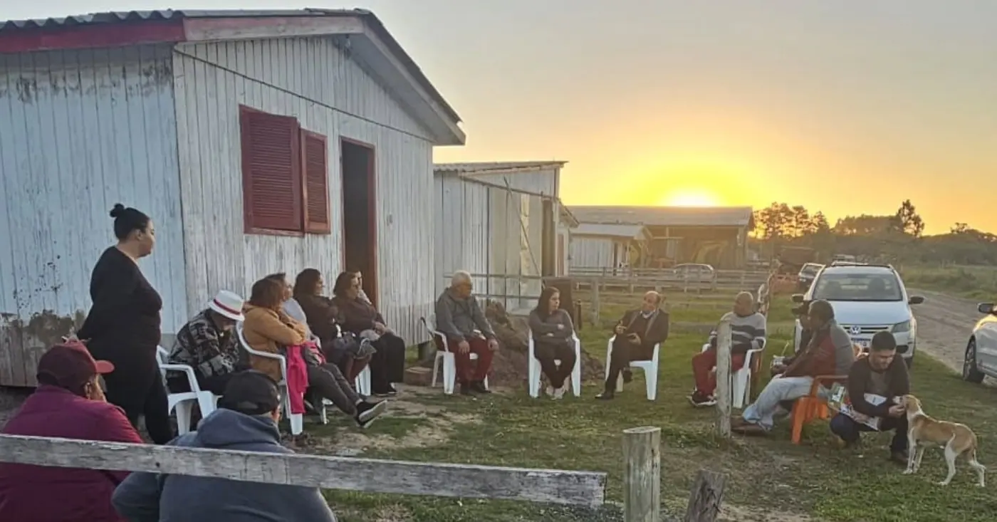 Encontro comunitário ao entardecer em Tavares