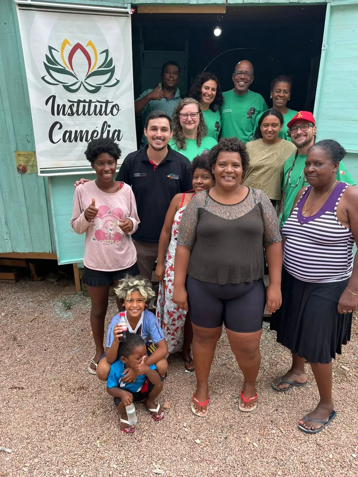 Equipe do Instituto Camélia e a comunidade no território